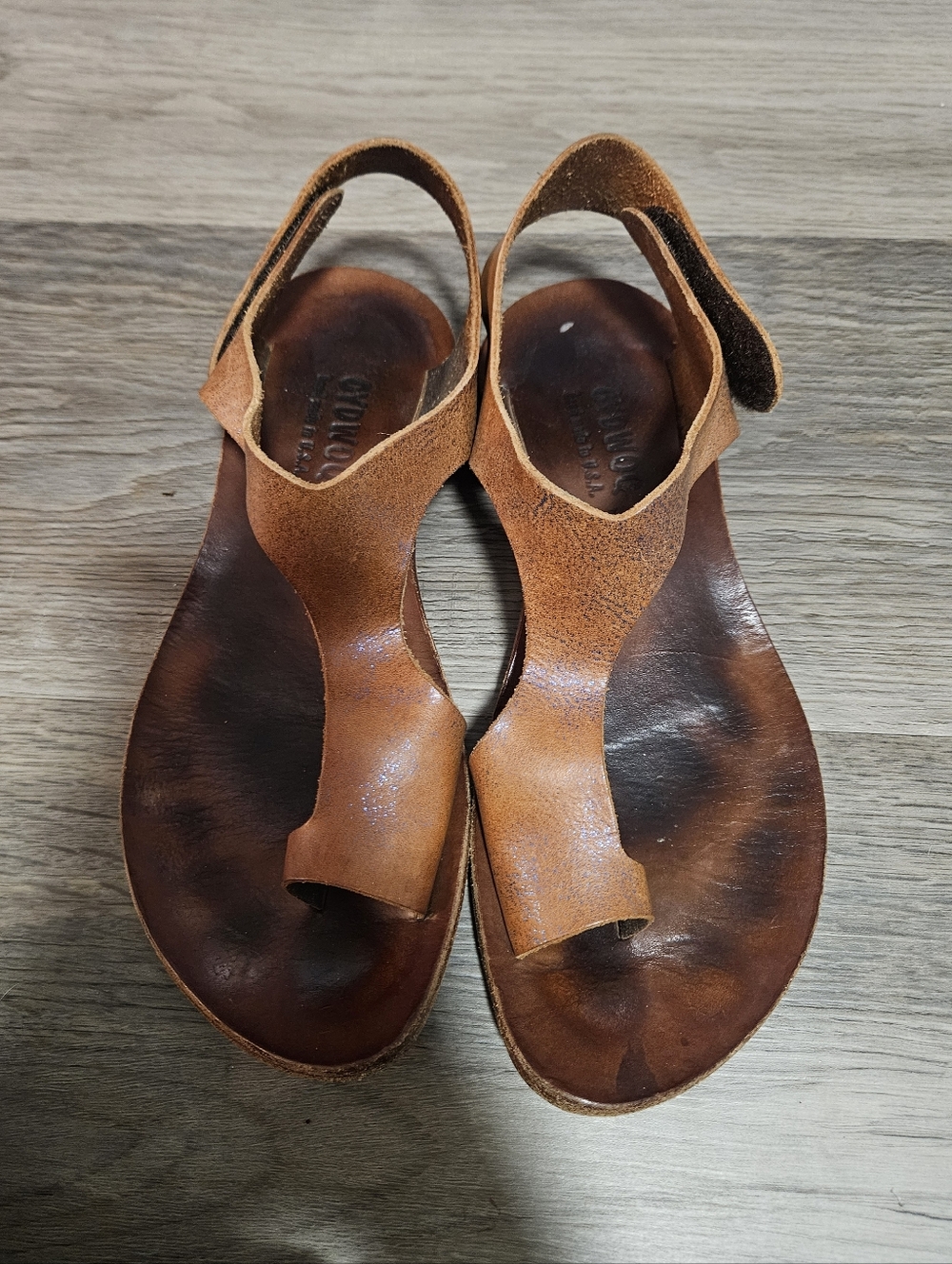 Cydwoq Brown Leather Toe-Loop Sandals